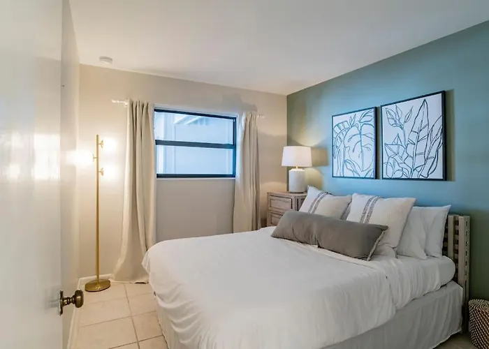 Beachfront Stylish - Stunning Views! *